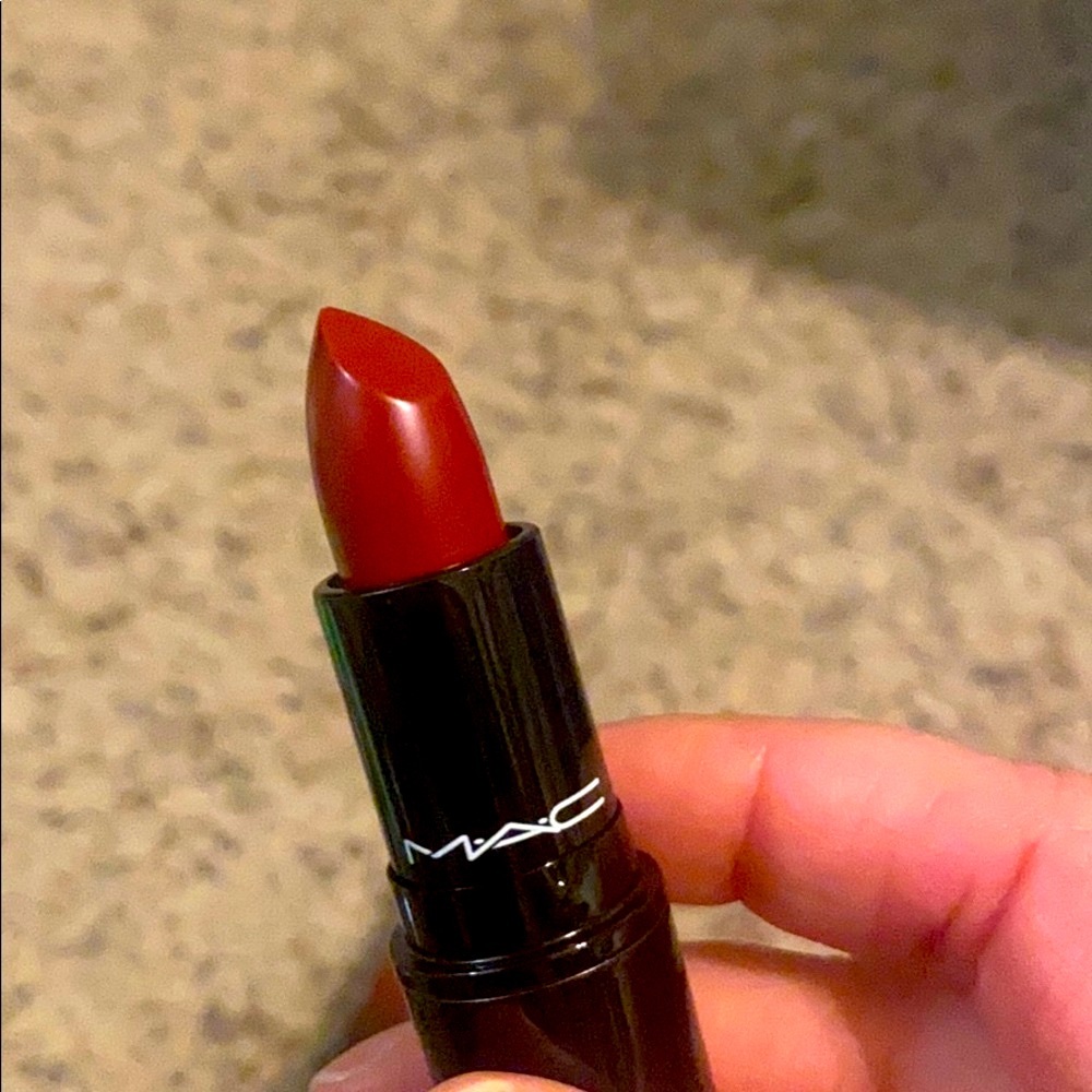 💛 Mac Lipstick - BNIB - “E for Effortless”